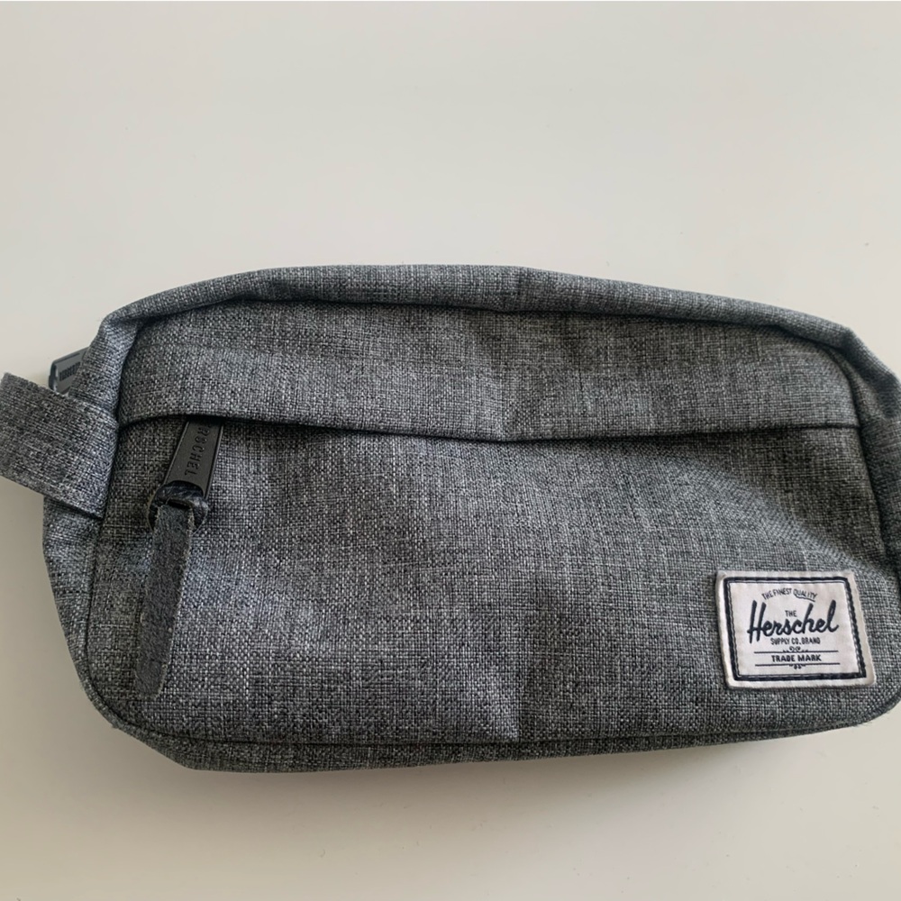 Herschel Pouch